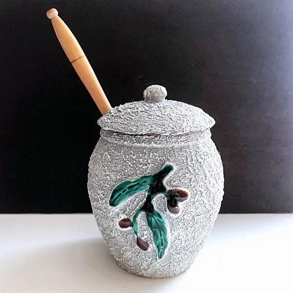 Gros pot à olives artisanal grès vermiculé avec sa cuillère en bois vintage