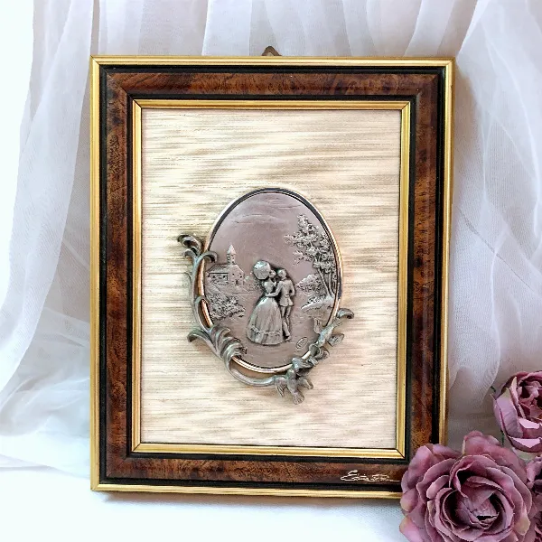 Cadre bois médaillon thème romance style shabby Etains du Prince signé BOCHES