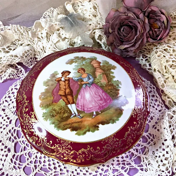 Grosse boîte bonbonnière porcelaine Limoges France décor romantisme Fragonard