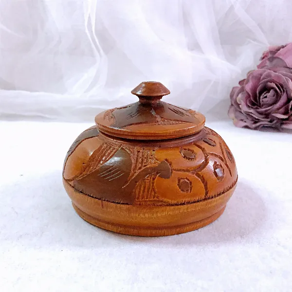 Boîte en bois artisanale marron cuivré polychrome vintage