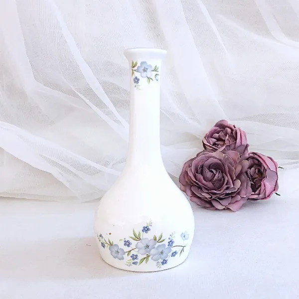 Vase soliflore en porcelaine fine à décor floral Angleterre Staffordshire