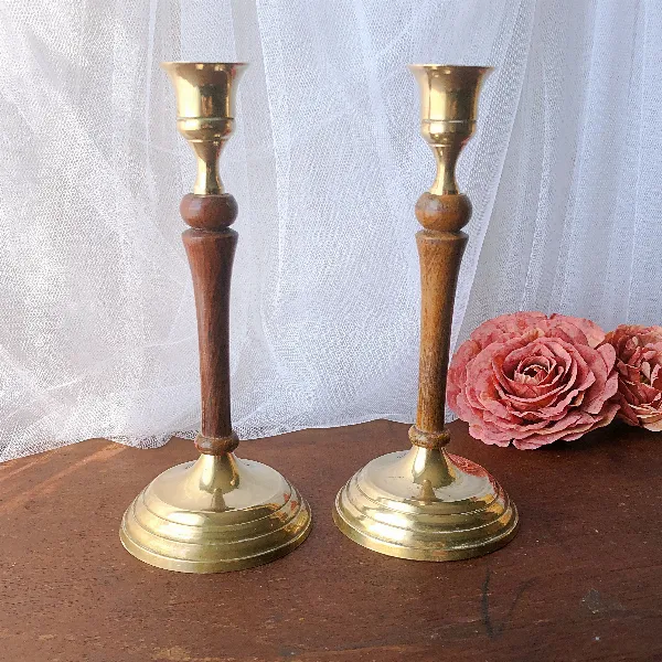 Paire de bougeoirs laiton doré et bois Inde vintage