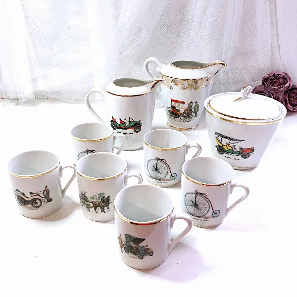 Service à café porcelaine M-B décor d'anciens véhicules vintage mi-XXe
