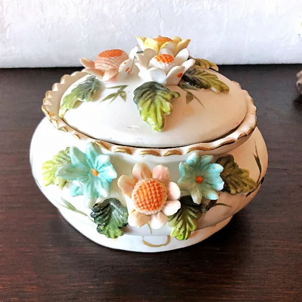 Boîte bonbonnière en biscuit à décor barbotine florale vintage 60 Taïwan