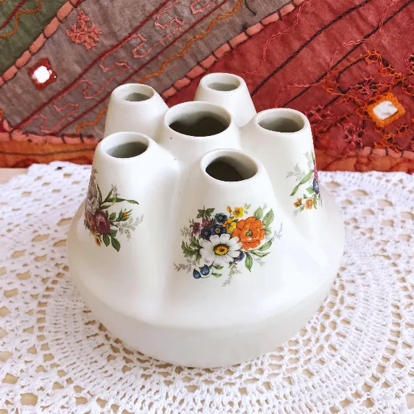 Vase artisanal tulipier pique-fleurs céramique décor de fleurs champêtre