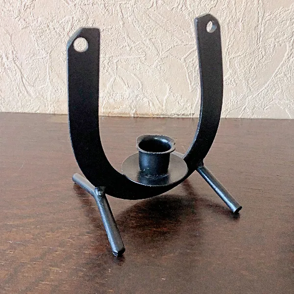 Bougeoir forme fer à cheval en fer forgé noir