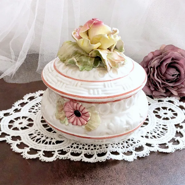 Boîte bonbonnière porcelaine barbotine florale style cosy chic romantisme 