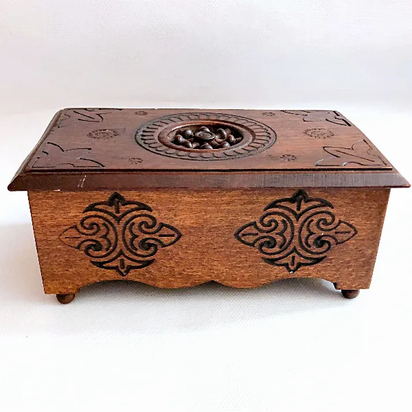 Boîte en bois sculpté de style breton à décor celte traditionnel
