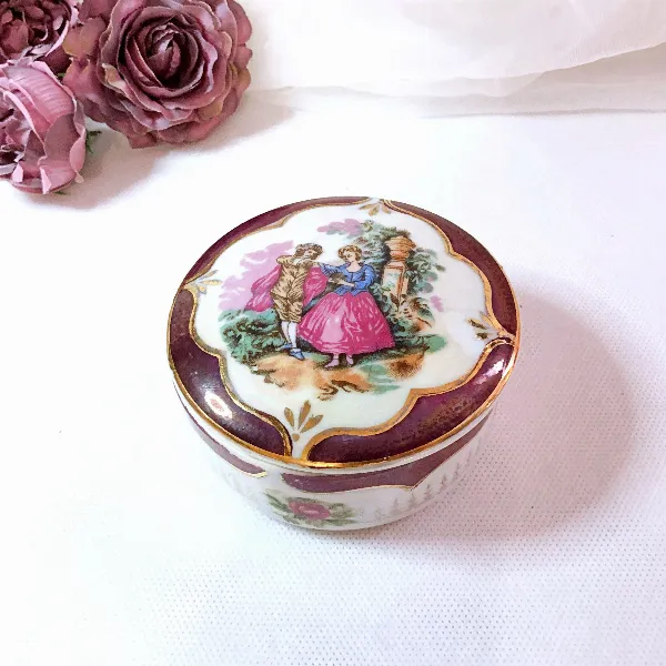 Boîte bonbonnière porcelaine décor scène galante Fragonnard style shabby chic