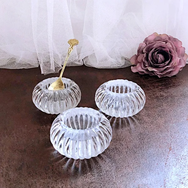 Trio de salières, poivrières, salerons en verre moulé, forme boule cannelée