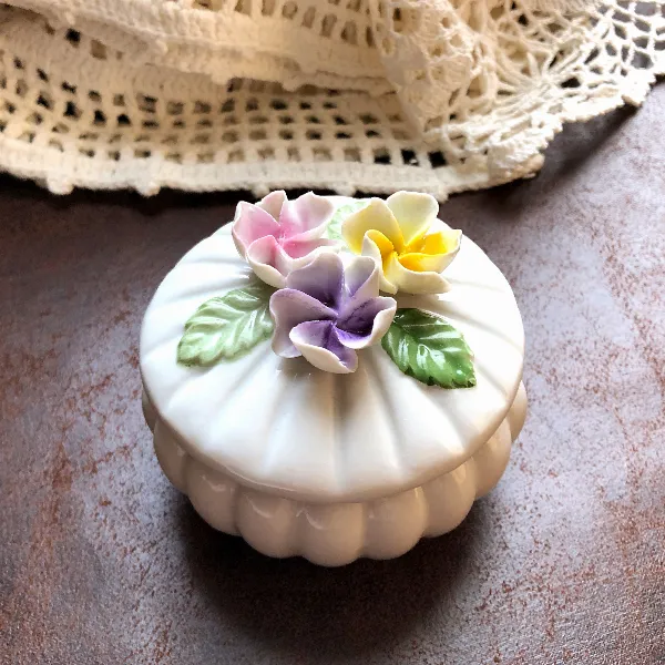 Boîte bonbonnière porcelaine décor barbotines florales style shabby chic