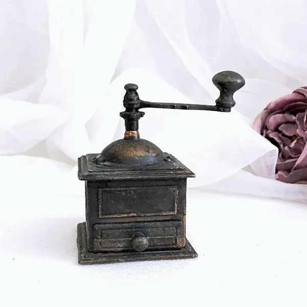 Ancien taille-crayon de la collection PLAY ME - Le MOULIN à café ou à poivre