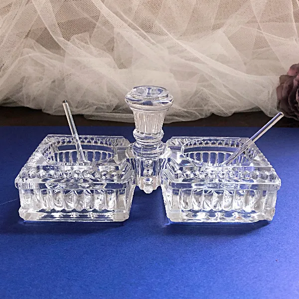 Salière et poivrière saleron avec cuillères de service vintage