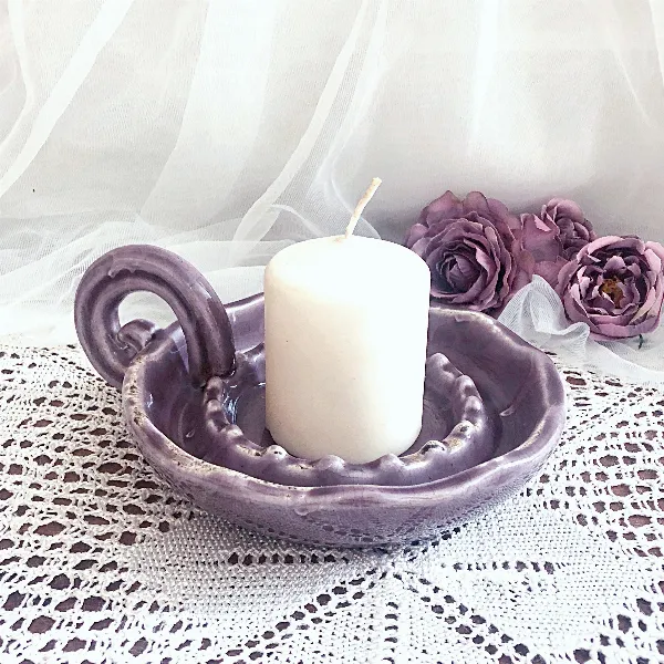 Grand bougeoir à main artisanal en céramique craquelée mauve lilas