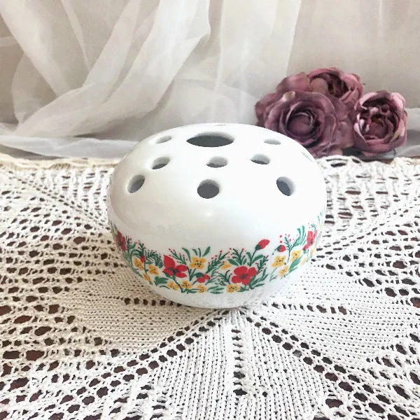 Petit pique-fleurs boule en porcelaine collection Y.R France