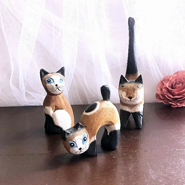 Figurines de chats aux yeux bleus en bois 