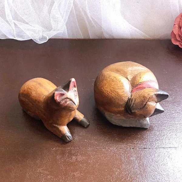 Duo de figurines chats en bois sculpté 