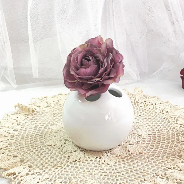 Vase pique-fleurs porcelaine blanche ambiance shabby chic