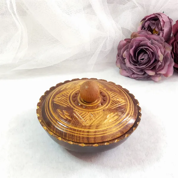 Petite boîte en bois vernis sculptée