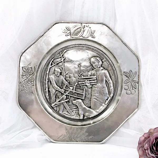 Assiette Murale en Étain Repoussé- L'Art du Petit Bois