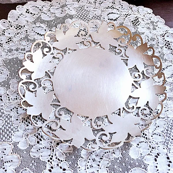 Coupelle dentelle métal argenté ajourée décor floral style Art Déco