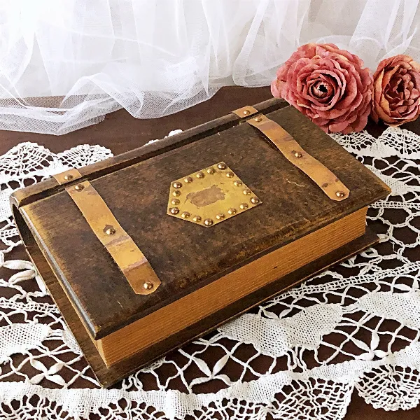 Boîte en bois vintage années 60 ornée de cuivre – Style livre – Coffret déco