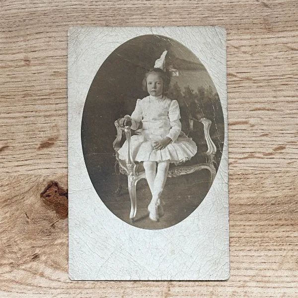 Carte postale photo Jeune fille assise New-York vers 1900