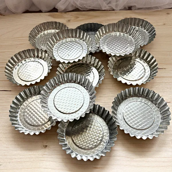 12 moules à tartelette ronds cannelés fer blanc 30 côtés