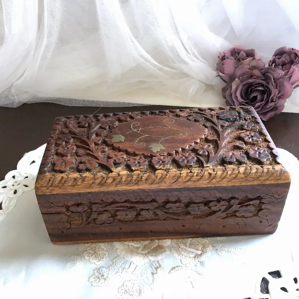 Boîte à bijoux en bois naturel sculpté d'Asie