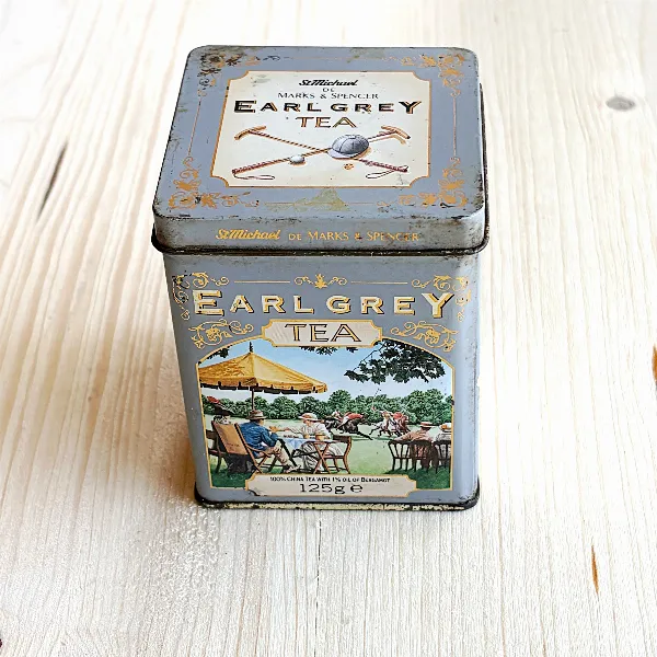 Boîte métal vintage Thé Earl Grey Marks &amp; Spencer décor rétro scène de polo