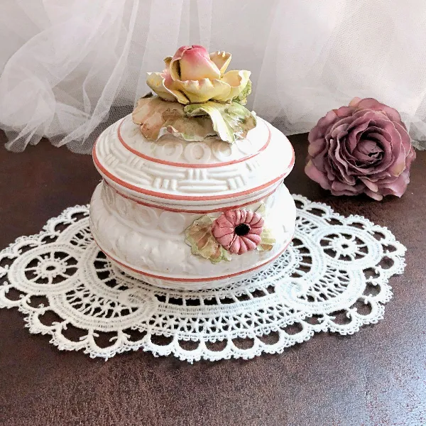 Bonbonnière Vintage en Céramique Barbotine - Style Romantique Fleuri (Années 50/60)