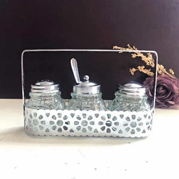 Ensemble 4 pièces salière poivrier moutardier avec cuillère dans panier inox