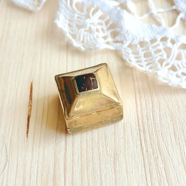 Mini Écrin Pyramide Vintage – Laiton &amp; Incrustation Naturelle 
