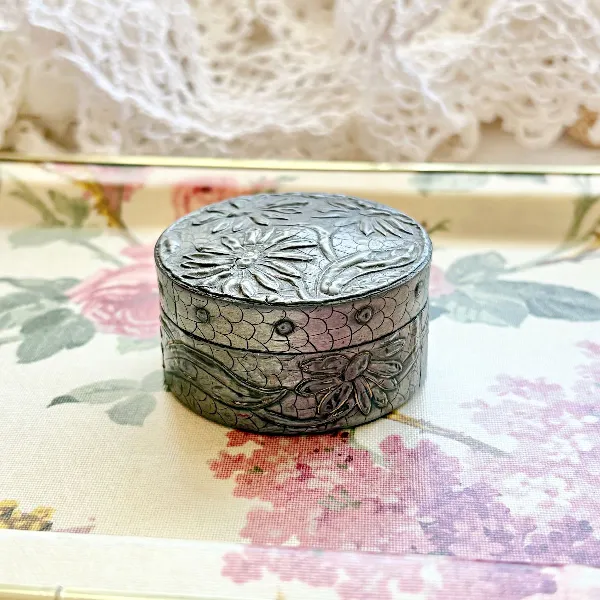 Rare Boîte Pilulier en Carton Bouilli et Bois – Artisanat Floral – Vintage 1940/50