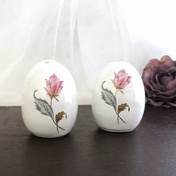 Duo salière poivrier de table forme d'oeuf à décor floral 