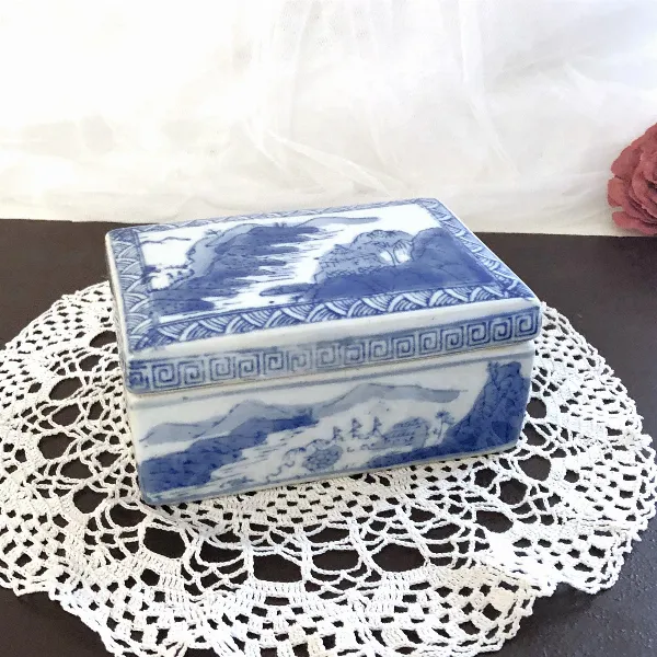 Boîte porcelaine Chine paysage peint à la main bleu lilas vintage