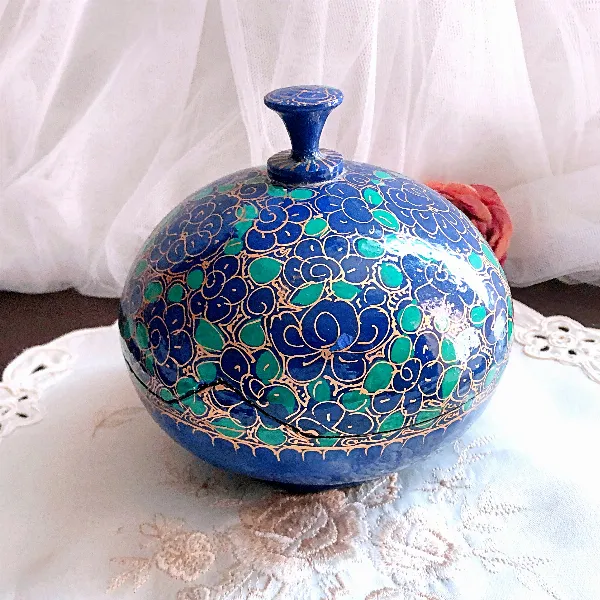 Boîte ronde laquée avec couvercle à décor floral