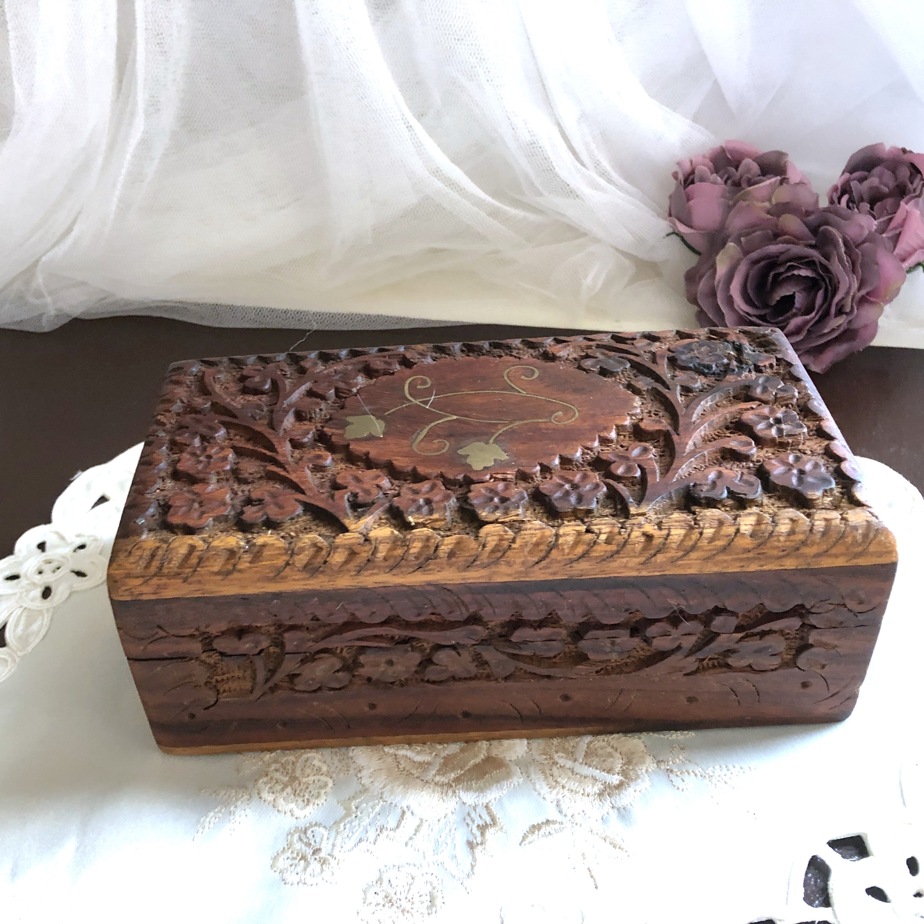 Ancienne Boîte à Bijoux En Bois Sculpté Avec Décor De Roses - Occasion, Vintage